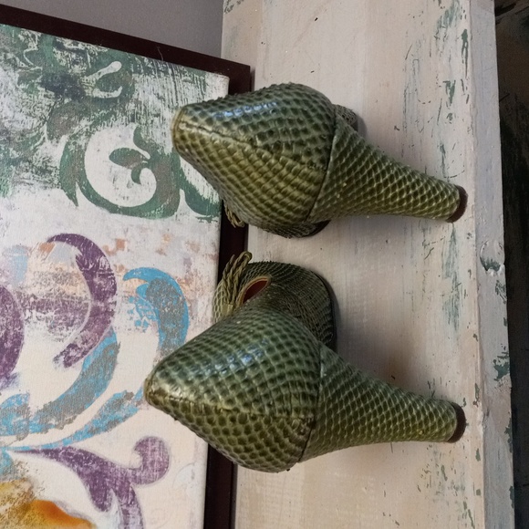 VINCE CAMUTO  GREEN, LEATHER, SNAKE SKIN PRINT, BRAIDED BOW-TIE HEELS - Picture 7 of 16